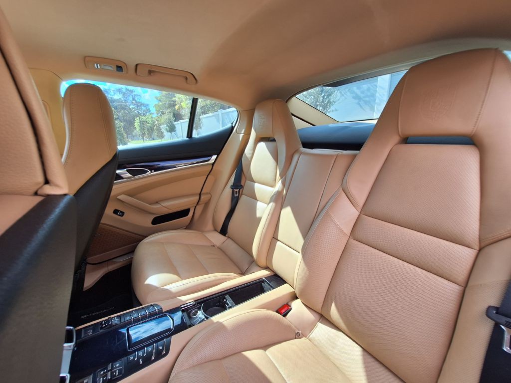 2016 Porsche Panamera Image 30