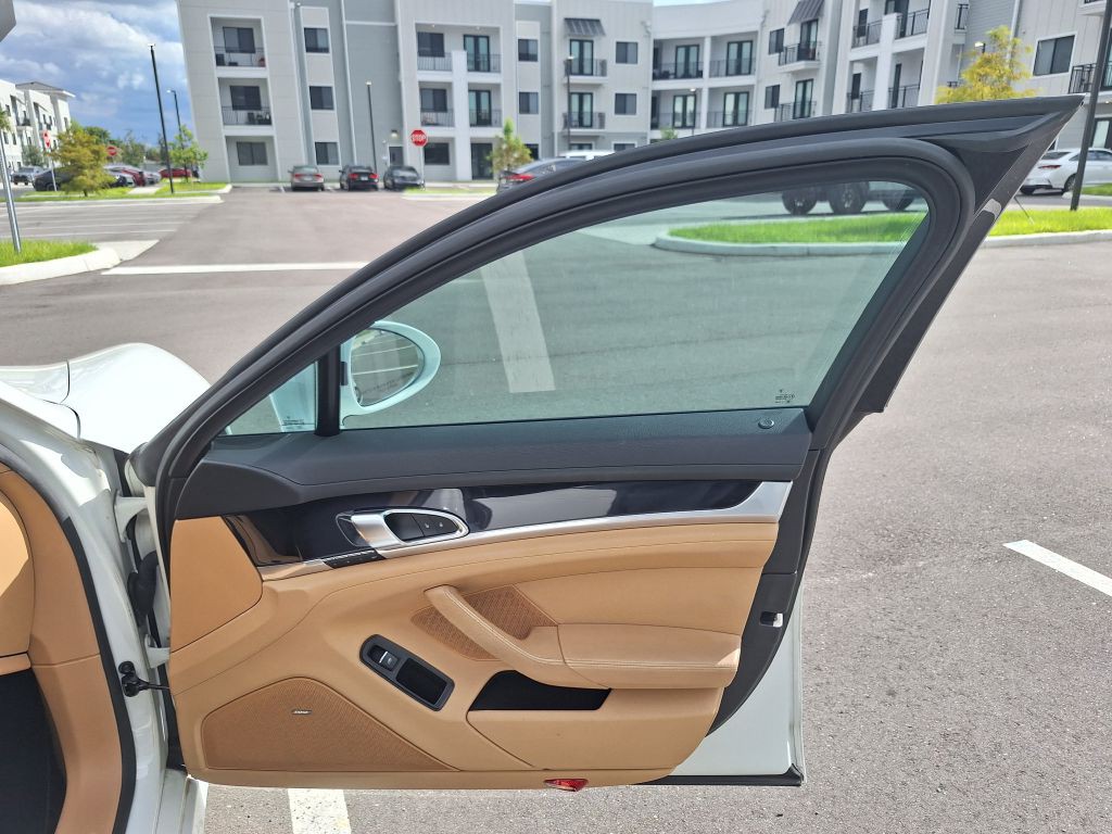 2016 Porsche Panamera Image 31
