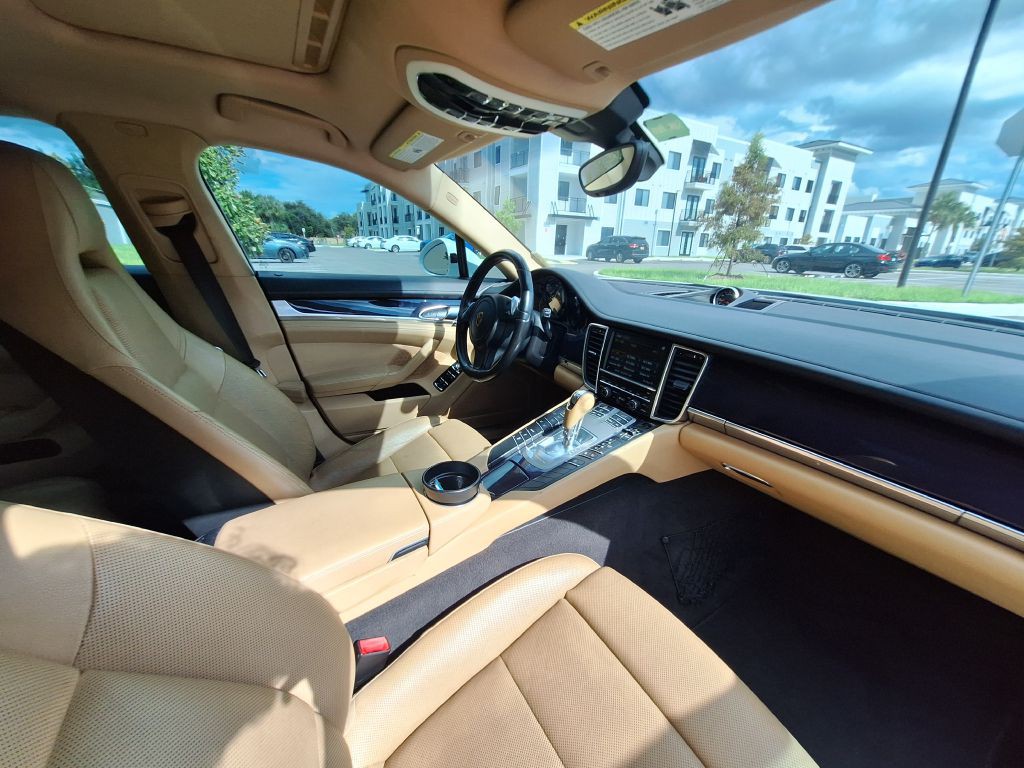 2016 Porsche Panamera Image 32