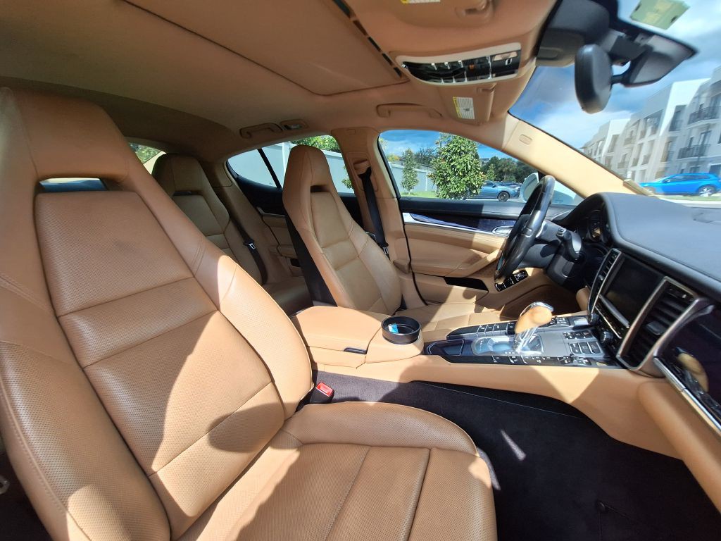 2016 Porsche Panamera Image 33
