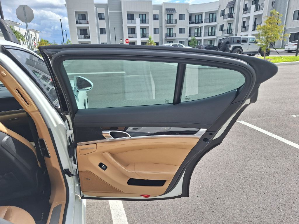 2016 Porsche Panamera Image 34
