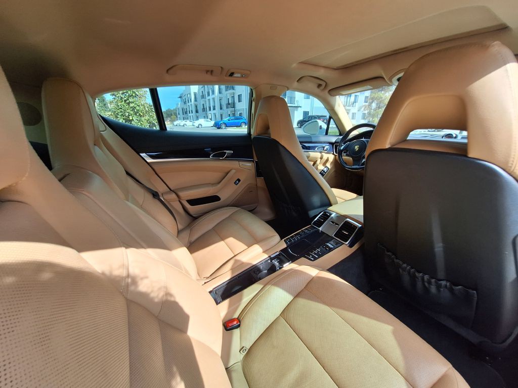 2016 Porsche Panamera Image 35