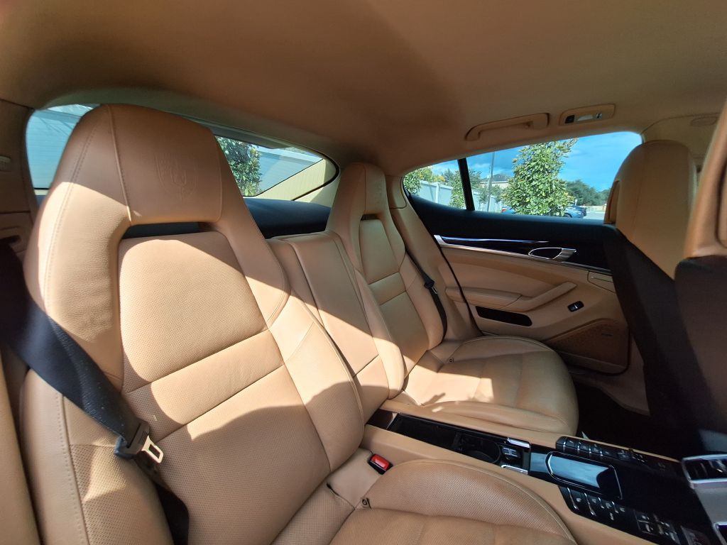 2016 Porsche Panamera Image 36