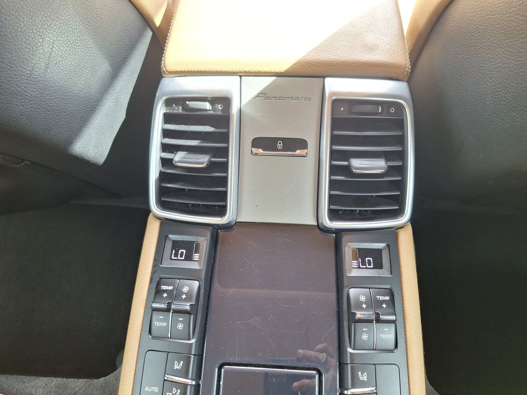 2016 Porsche Panamera Image 37