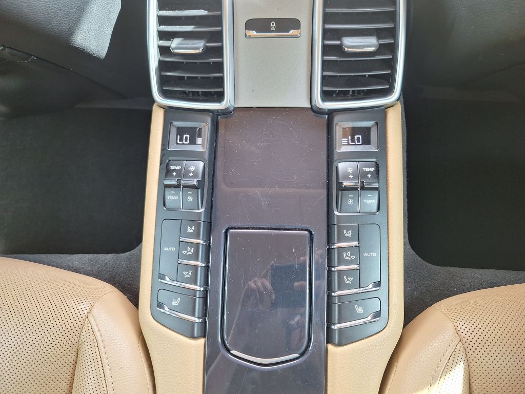 2016 Porsche Panamera Image 38
