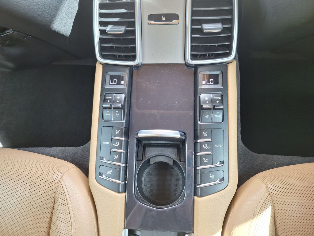 2016 Porsche Panamera Image 39
