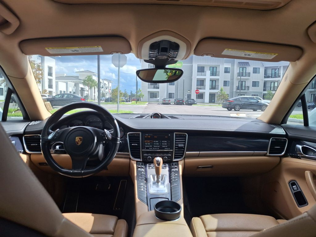 2016 Porsche Panamera Image 43