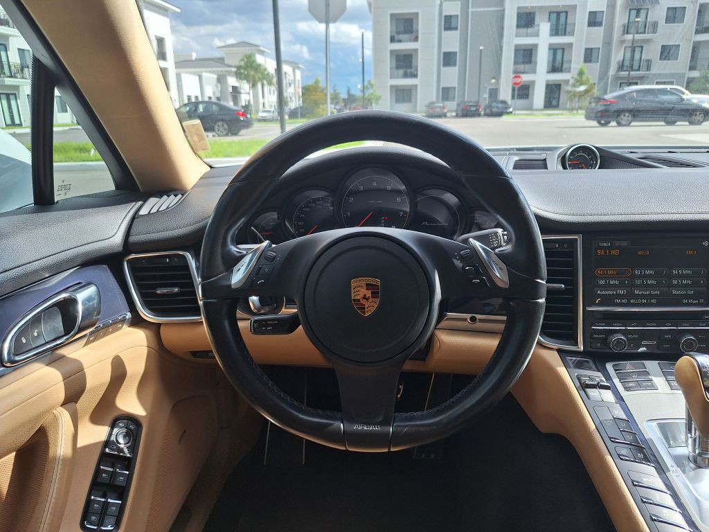 2016 Porsche Panamera Image 44