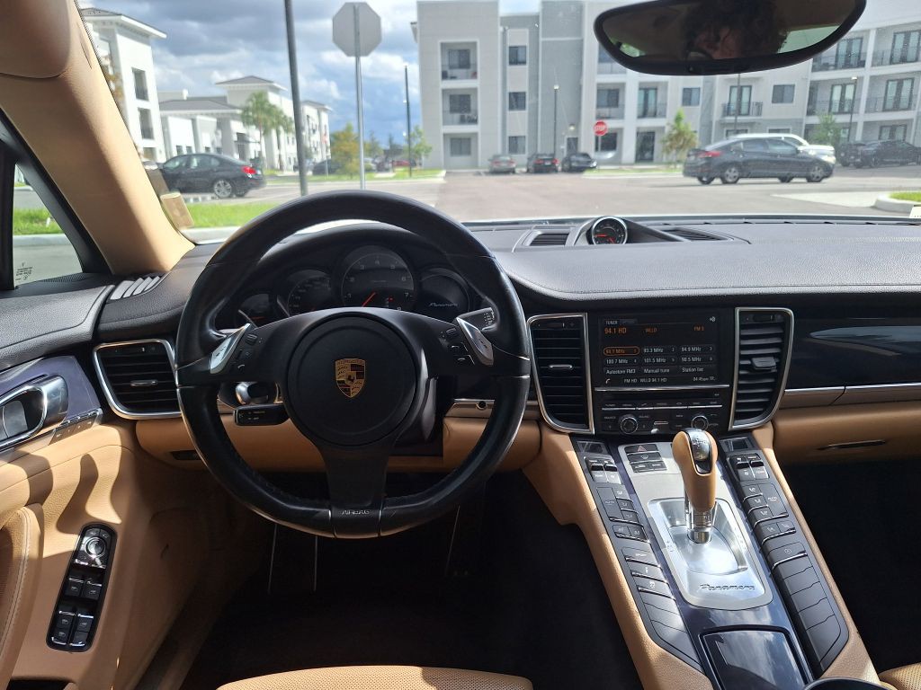 2016 Porsche Panamera Image 45