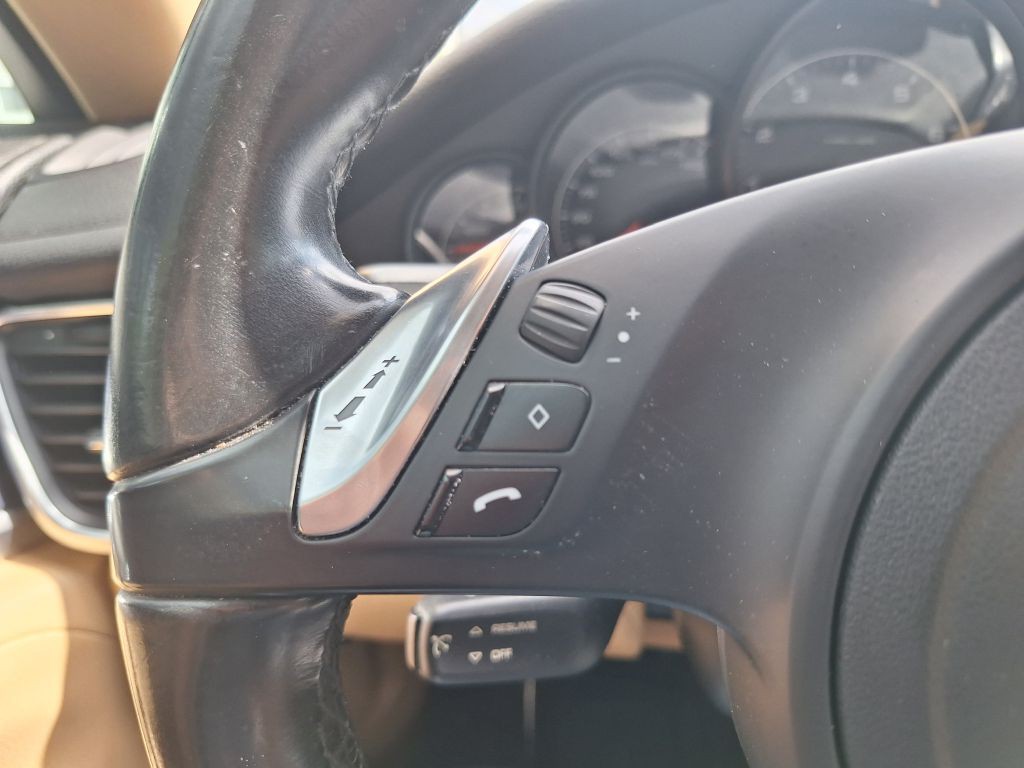 2016 Porsche Panamera Image 46