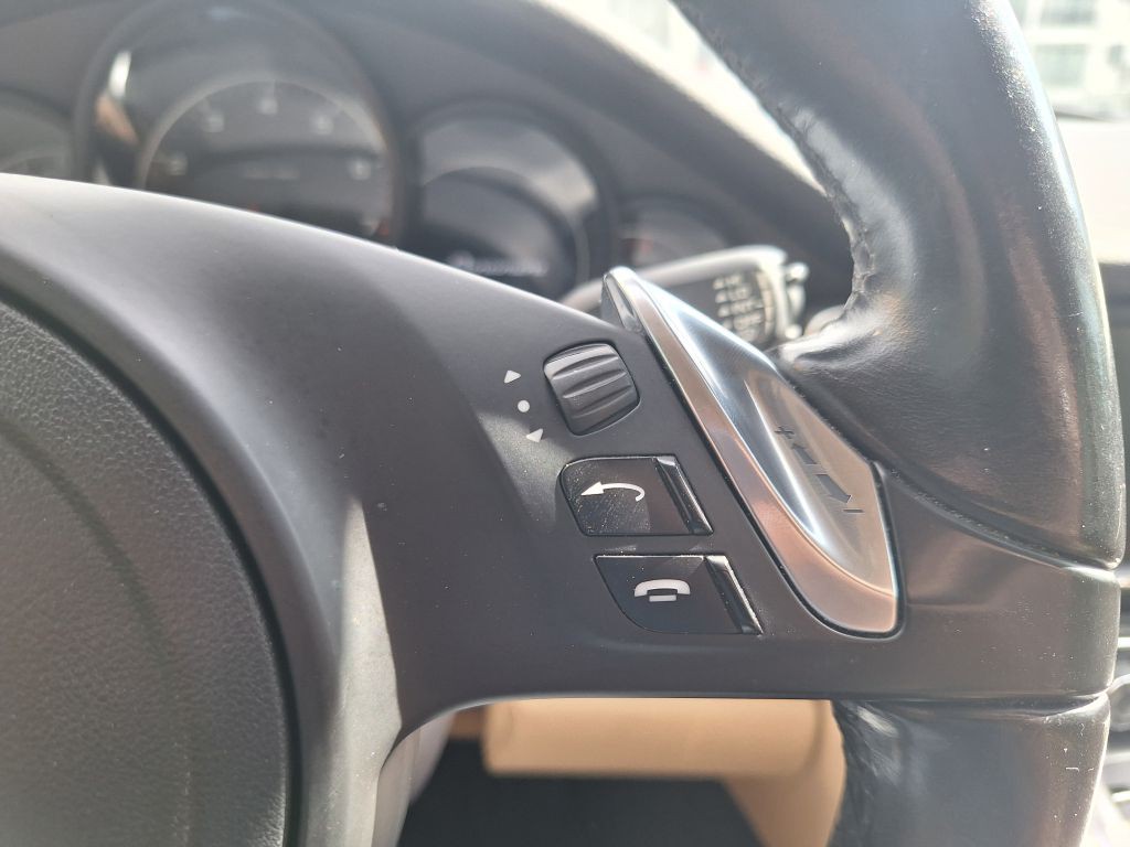 2016 Porsche Panamera Image 47