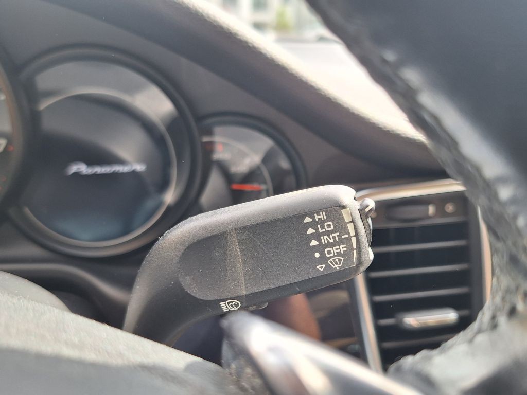2016 Porsche Panamera Image 48