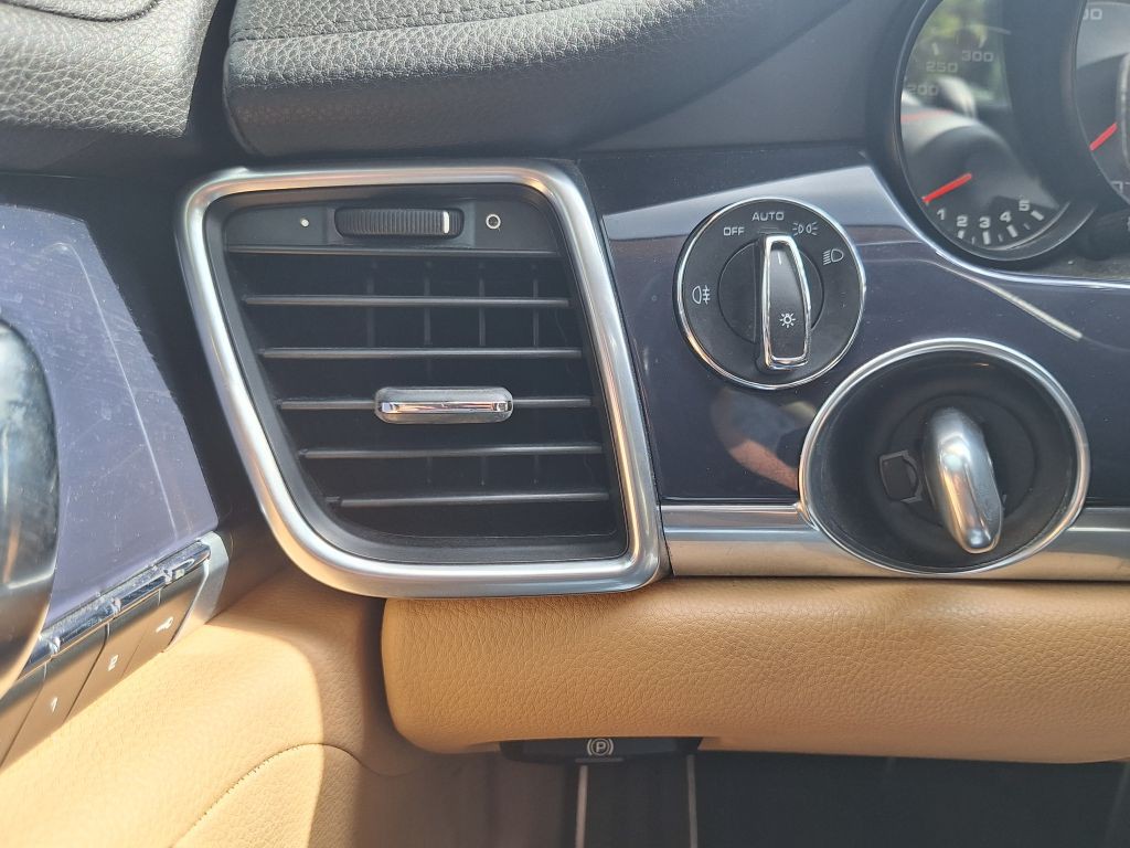 2016 Porsche Panamera Image 50