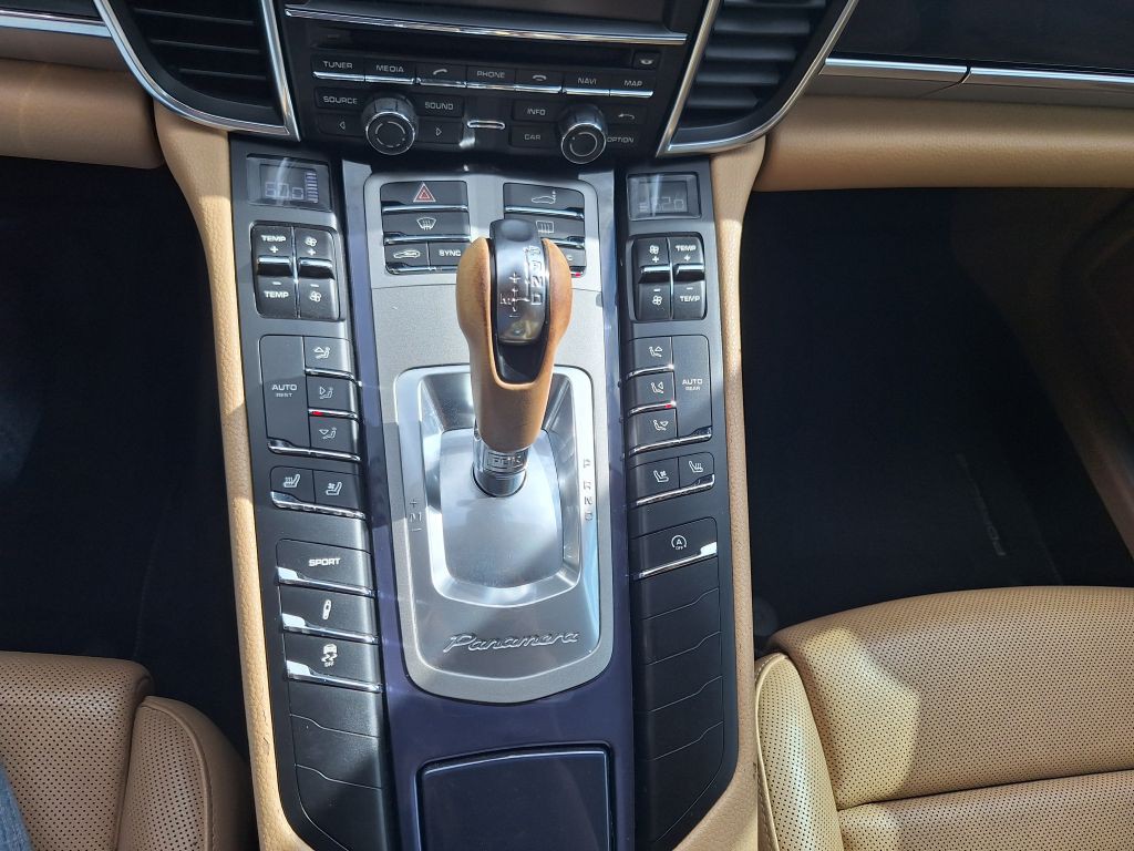 2016 Porsche Panamera Image 52