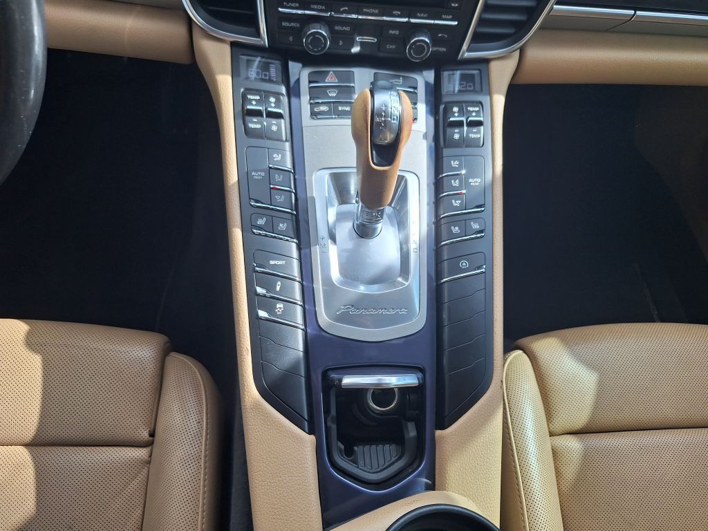 2016 Porsche Panamera Image 53