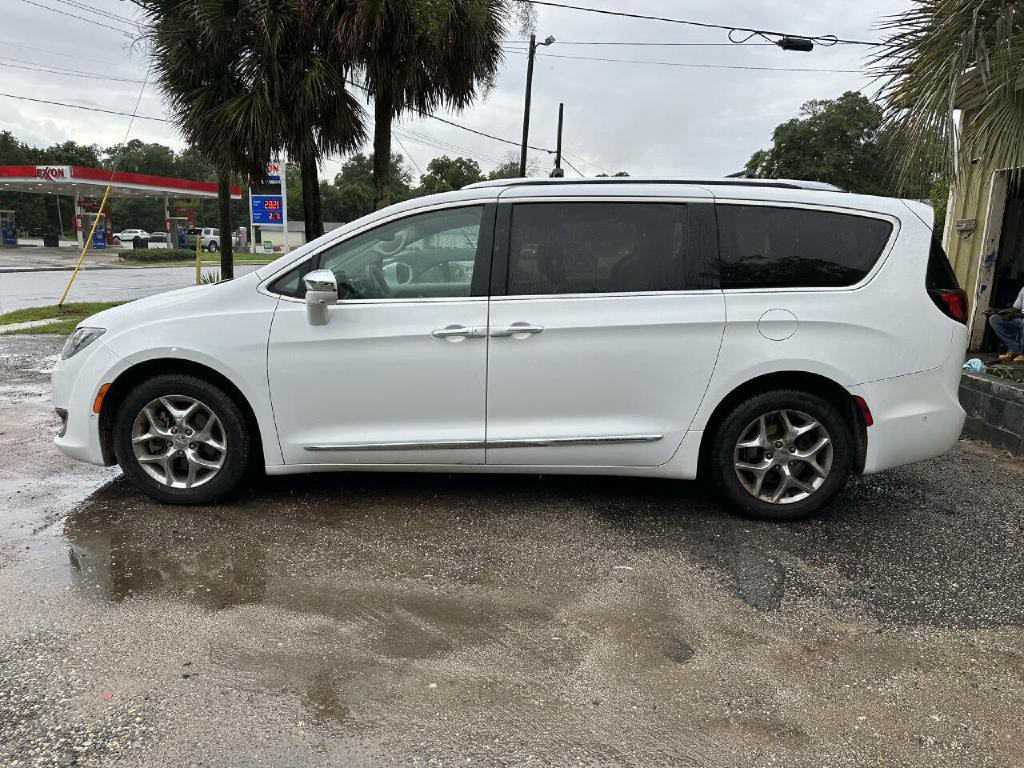 2017 Chrysler Pacifica Image 1