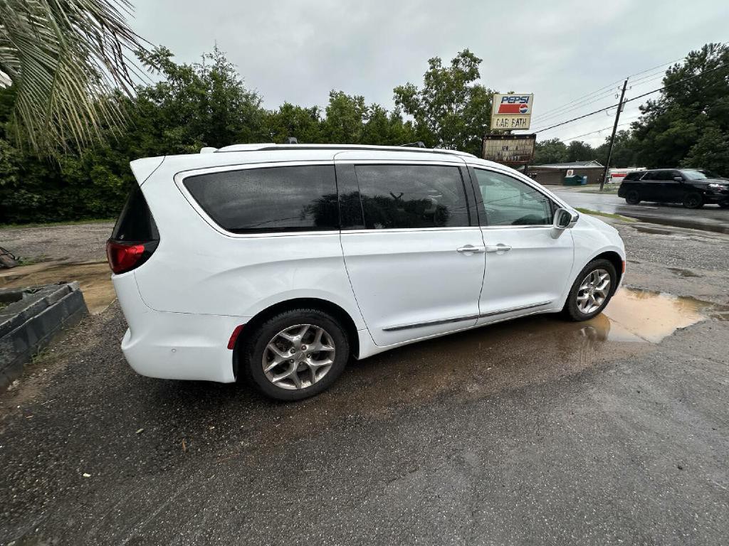 2017 Chrysler Pacifica Image 3