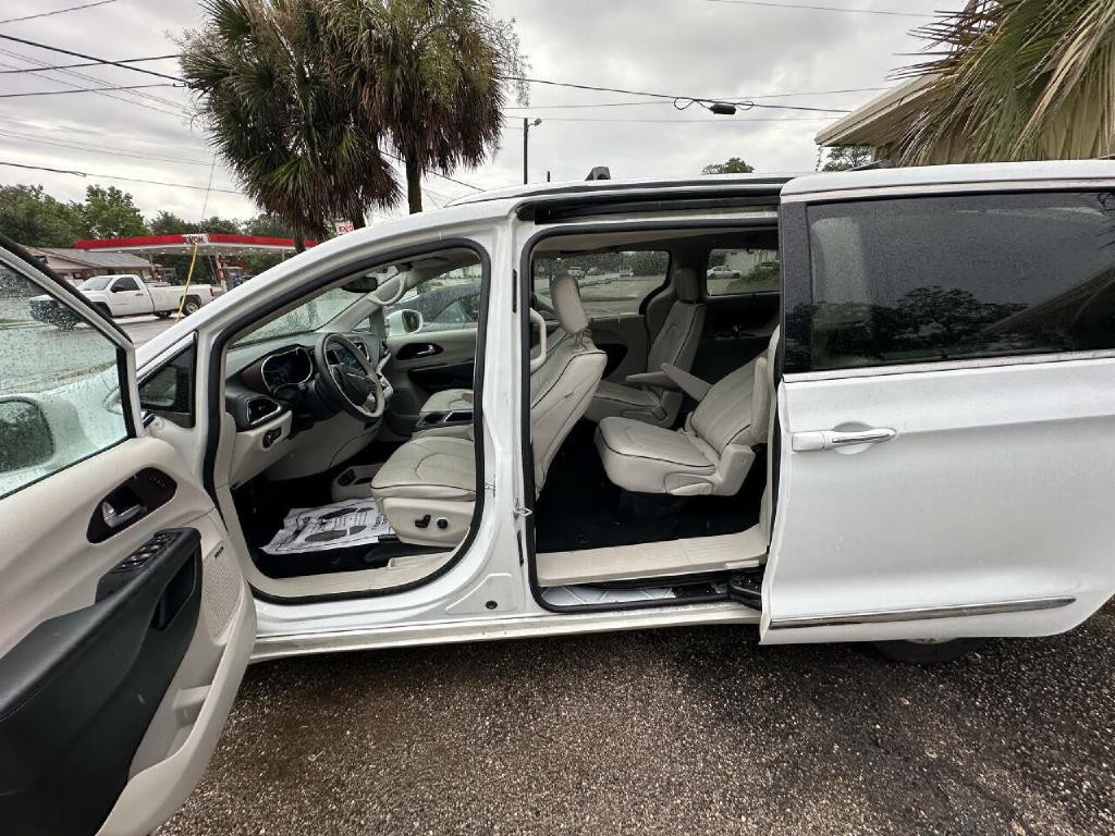 2017 Chrysler Pacifica Image 5