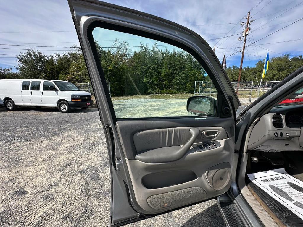 2003 Toyota Sequoia Image 28