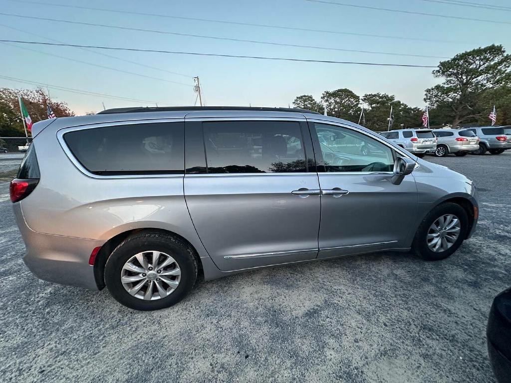 2017 Chrysler Pacifica Image 2
