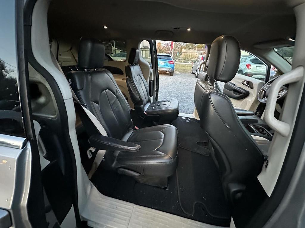 2017 Chrysler Pacifica Image 7