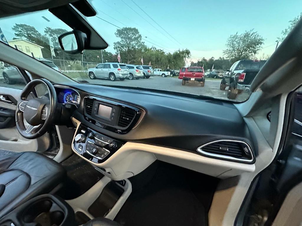 2017 Chrysler Pacifica Image 8