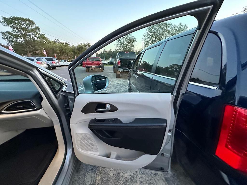 2017 Chrysler Pacifica Image 11