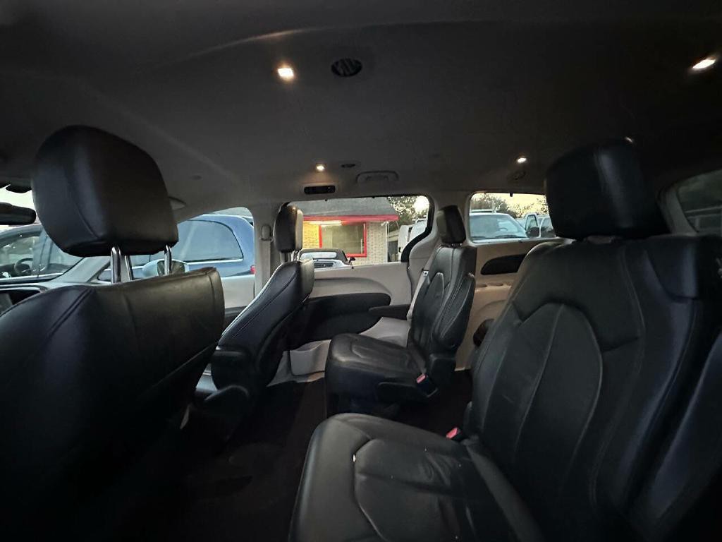 2017 Chrysler Pacifica Image 18