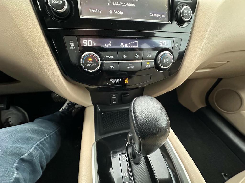 2016 Nissan Rogue Image 16