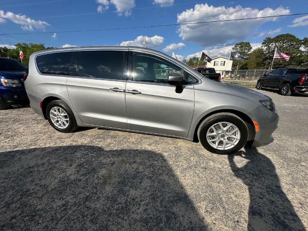 2017 Chrysler Pacifica Image 2