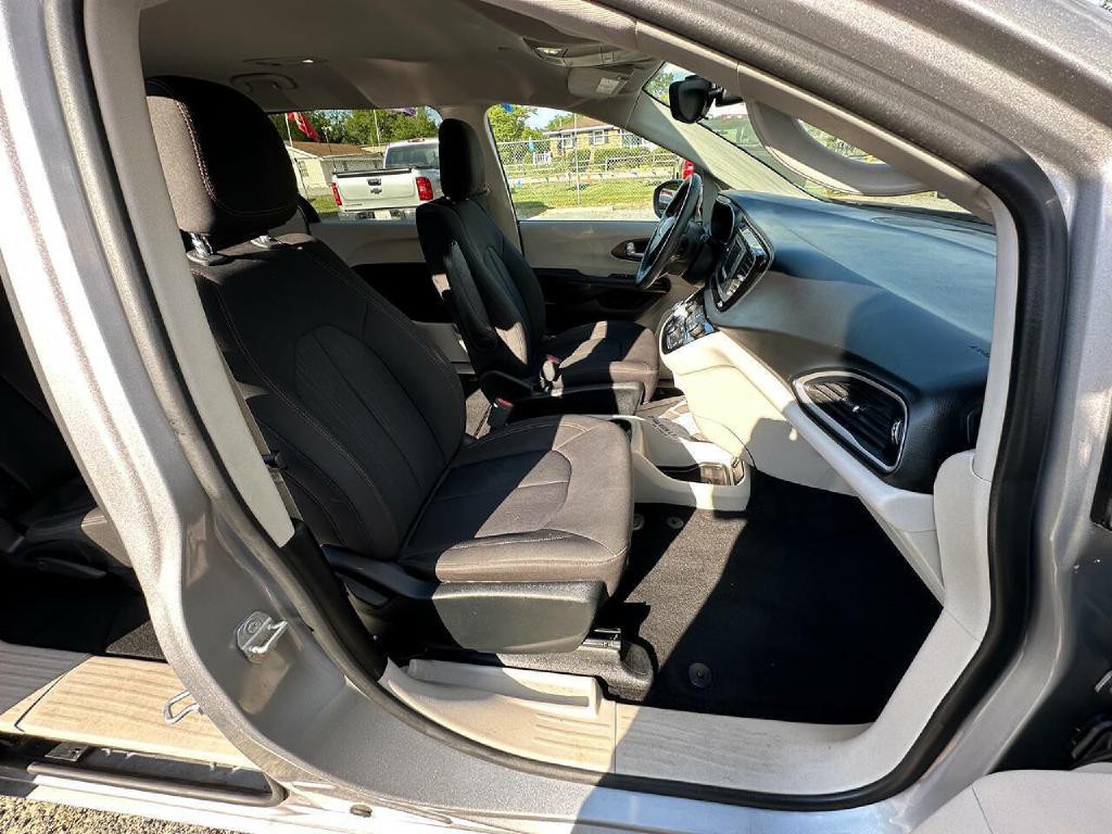 2017 Chrysler Pacifica Image 11