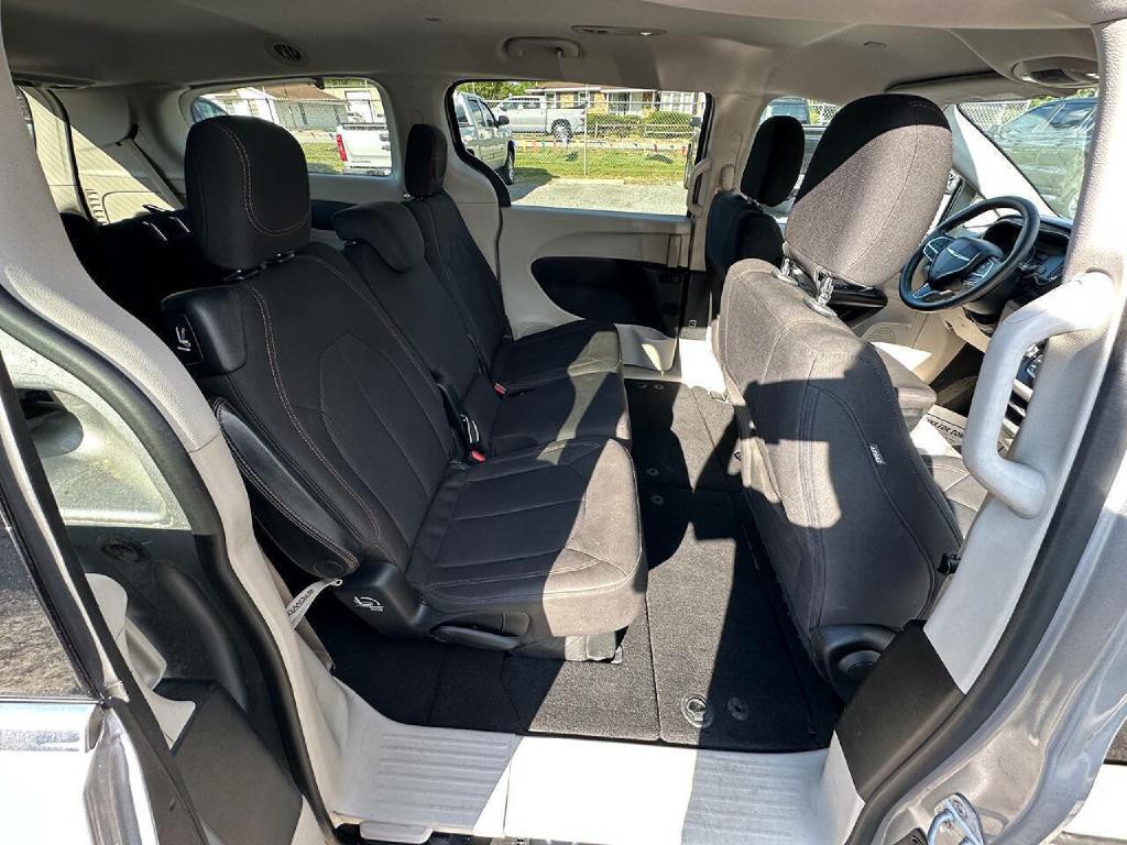2017 Chrysler Pacifica Image 12