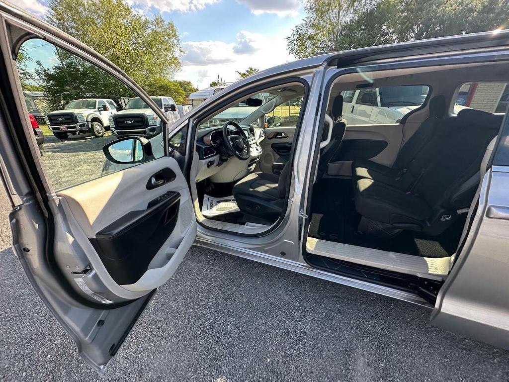 2017 Chrysler Pacifica Image 37