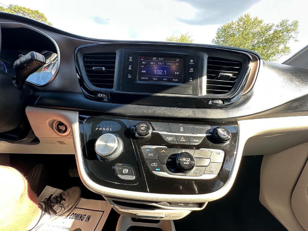 2017 Chrysler Pacifica Image 45