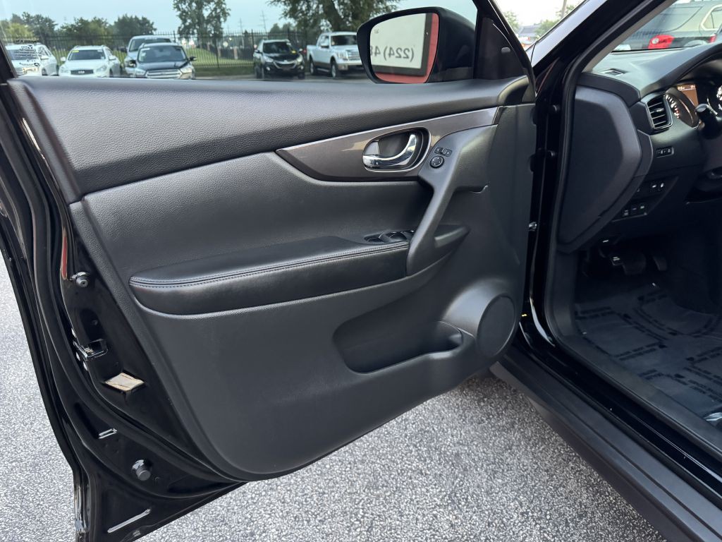 2018 Nissan Rogue Image 16