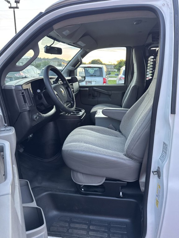 2020 Chevrolet Express Image 18