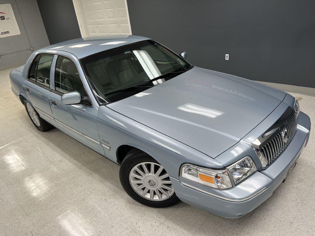 2009 Mercury Grand Marquis Image 2