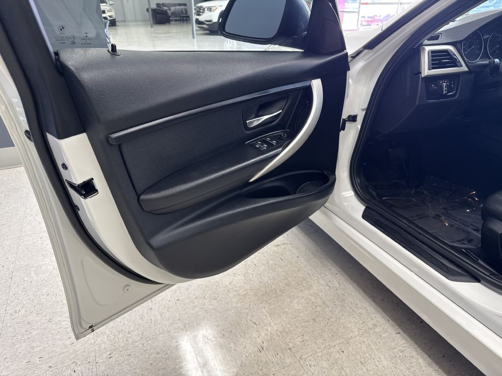 2016 BMW 3 Series Image 12