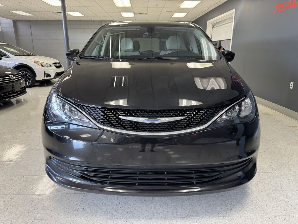 2017 Chrysler Pacifica Image 3