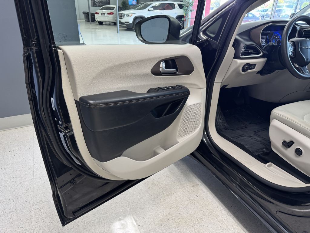 2017 Chrysler Pacifica Image 13