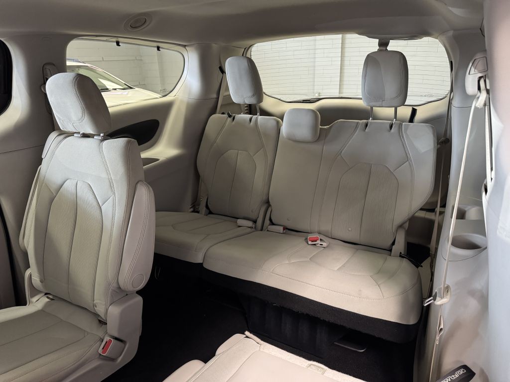 2017 Chrysler Pacifica Image 15