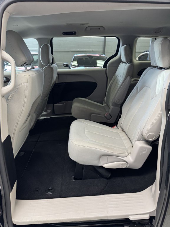 2017 Chrysler Pacifica Image 17