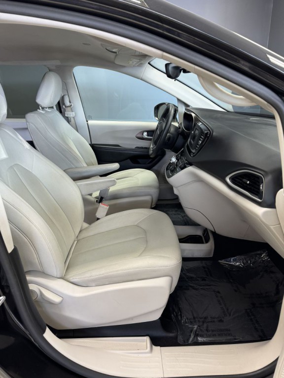 2017 Chrysler Pacifica Image 18