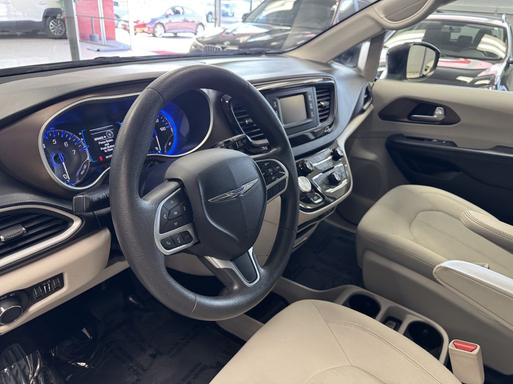 2017 Chrysler Pacifica Image 21