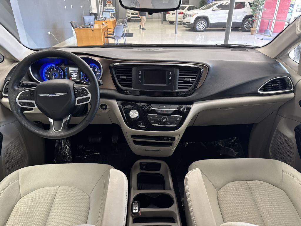 2017 Chrysler Pacifica Image 22