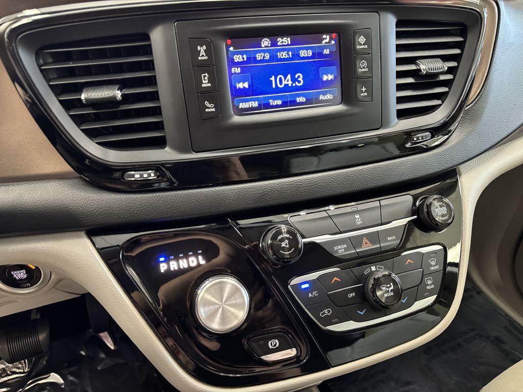 2017 Chrysler Pacifica Image 28