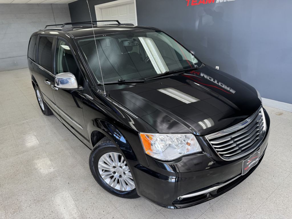 2015 Chrysler Town & Country Image 2