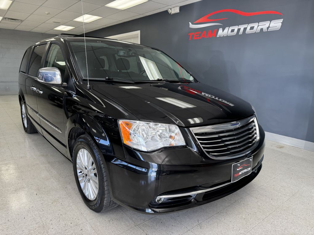 2015 Chrysler Town & Country Image 4
