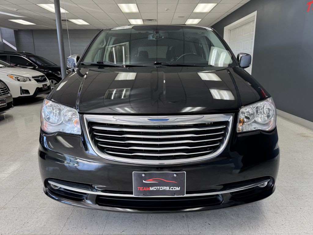 2015 Chrysler Town & Country Image 5