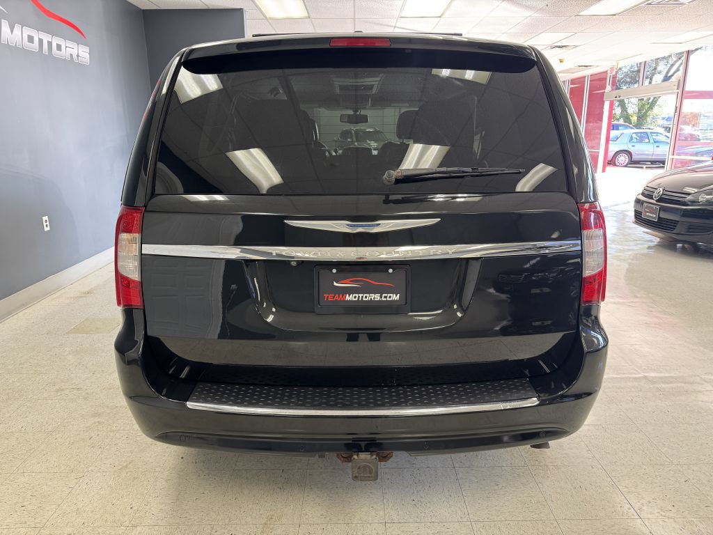 2015 Chrysler Town & Country Image 7